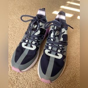 FABLETICS WOMEN'S TENNIS SHOES - SIZE 6